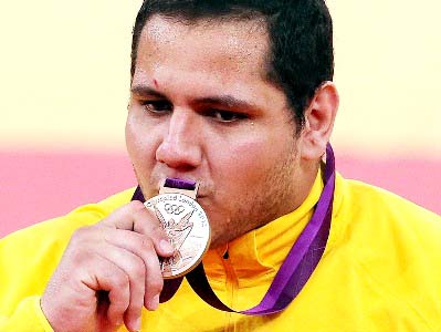 Rafael Silva beija a medalha em Londres -