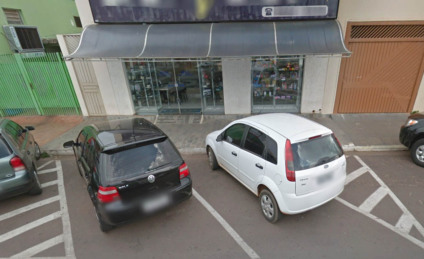 Estabelecimento comercial teva vitrines destruída - Reprodução/ Google