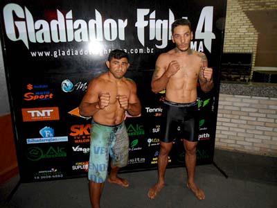 Tatu (esq.) e Lincoln durante a pesagem do Gladiador Fight4 em Araçatuba -