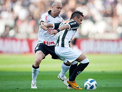 Neymar é marcado de perto pelo lateral direito Alessandro no clássico contra o Corinthians - Neymar é marcado de perto pelo lateral direito Alessandro no clássico contra o Corinthians -