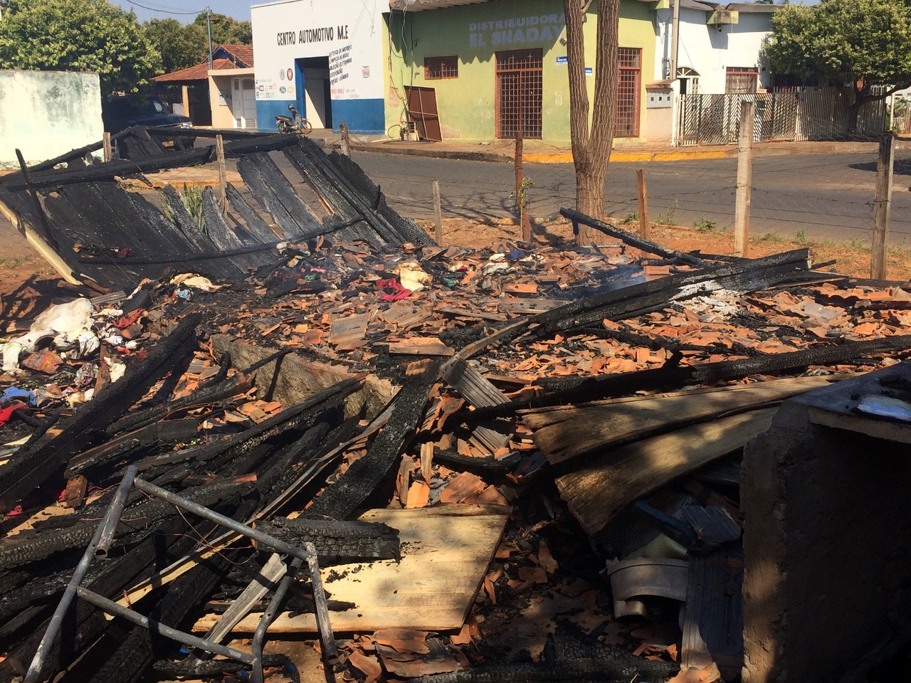 A casa foi consumida pelo fogo rapidamente - Foto/Talita Matsushita/JPNews