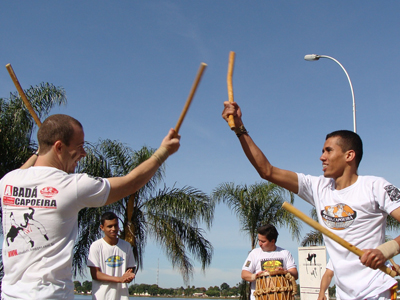 Mestre ?Baratta? (esq.) acredita que a cada ano o evento da Abadá Capoeira fica maior -