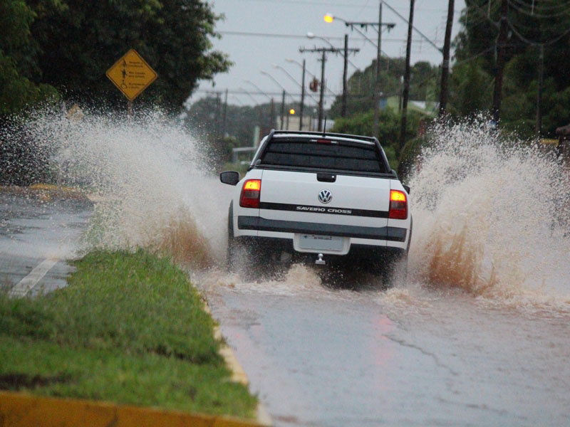 Chuva castiga cidade, alaga ruas e residências