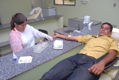 O número de coleta diária que, hoje, gira em torno de 15 bolsas/dia - O número de coleta diária que, hoje, gira em torno de 15 bolsas/dia -