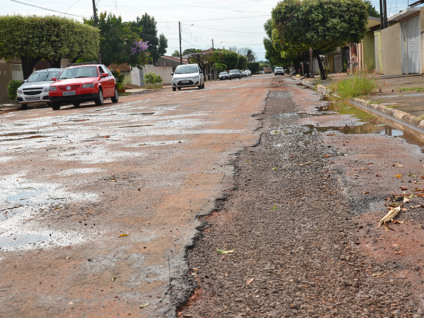 Trecho de rua danificado por obras de instalação de redes de esgoto no bairro Interlagos - Claudio Pereira/JP