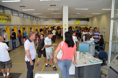 Clientes exercitaram a paciência na espera para serem atendidos nos bancos -
