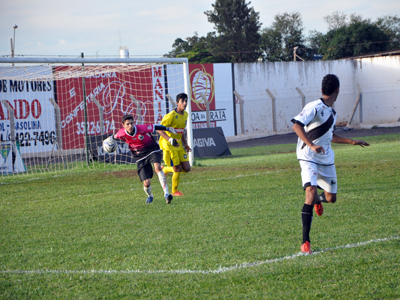Segundo o treinador, pelo menos cinco garotos poderão jogar no profissional -