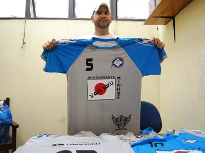 Técnico João Ricardo Jordão mostra os novos uniformes do handebol de Três Lagoas - Técnico João Ricardo Jordão mostra os novos uniformes do handebol de Três Lagoas -