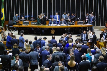 Deputados podem votar projeto sobre porte de armas - Foto: Agência Câmara