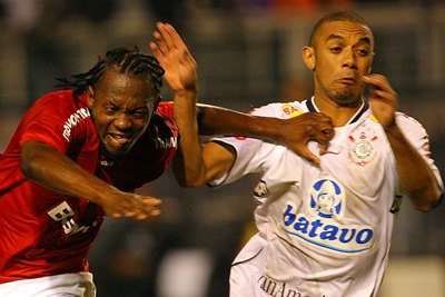 O volante Andrezinho do Inter (esq.) e o meia Cristian do Corinthians durante o primeiro jogo da final -