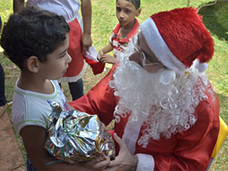 Papai Noel entregou presentes para todos os atendidos pelo Ceinf - Divulgação