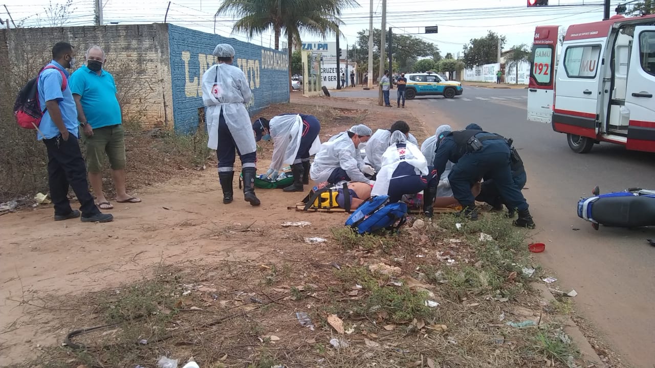 Motociclista fica gravemente ferido após colisão carro e moto no bairro Parque São Carlos - Alfredo Neto/JPNews