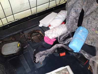 A droga estava escondida dentro do tanque de combustíveis do veículo -