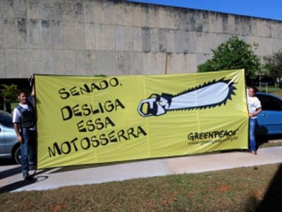 Como foram impedidos pela Polícia Legislativa de entrar nas dependências da Casa, os manifestantes fixaram faixas no gramado da entrada que dá acesso à biblioteca - Como foram impedidos pela Polícia Legislativa de entrar nas dependências da Casa, os manifestantes fixaram faixas no gramado da entrada que dá acesso à biblioteca -