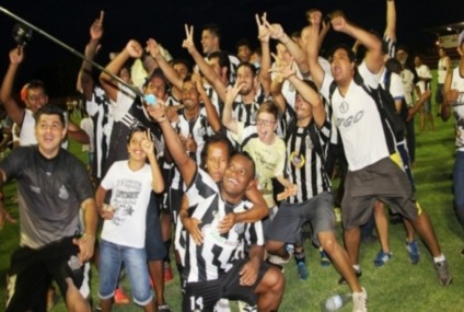 Atletas, diretores e torcedores do Operário comemoram acesso da equipe - Divulgação/Operário