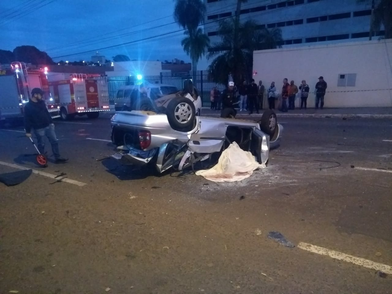 Desde as 5h30 da manhã, trabalha-se com duas hipóteses para explicar o acidente. - Foto: Divulgação