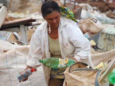 Venda de recicláveis complementa renda de dona Marina - Venda de recicláveis complementa renda de dona Marina -