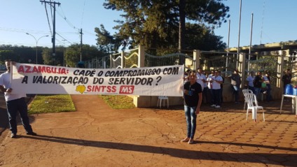 Servidores do maior laboratório público de MS pararam as atividades por duas horas seguidas na manhã desta segunda-feira - Divulgação