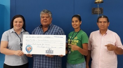 Momento da entrega do cheque simbólico o presidente do Lar, Valdomiro Aguirre - Divulgação