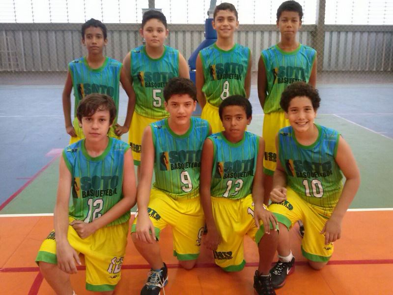 A equipe masculina de basquete enfrentou o time de Fernandópolis e venceu pelo placar de 33 a 22 - Divulgação