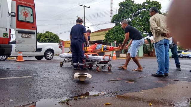 Socorristas do Samu levaram a vítima do acidente à UPA - Valdecir Cremon/JP Socorristas do Samu levaram a vítima do acidente à UPA - Valdecir Cremon/JP