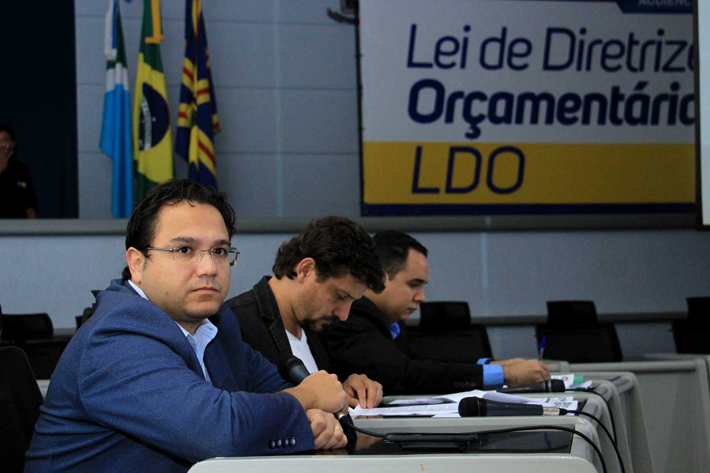 Secretário de Finanças e Planejamento, Pedro Pedrossian Neto, ao lado dos vereadores Eduardo Romeiro (Rede) e Odilon de Oliveira (PDT) que estão à frente da LDO - Izaías Medeiras/Câmara Municipal