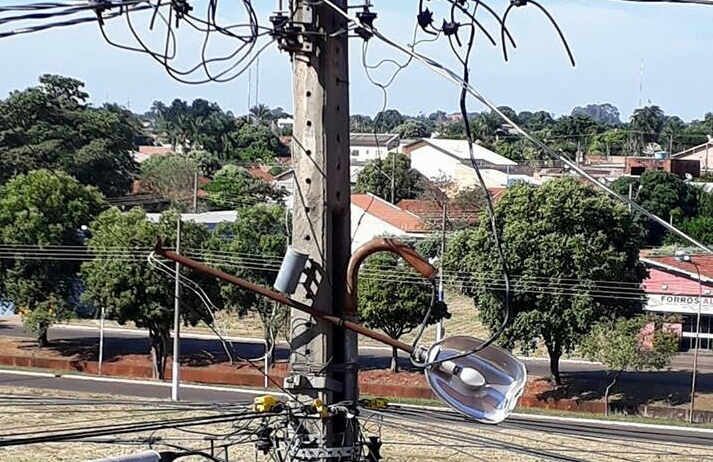 Ainda segundo o homem, para tentar amenizar a escuridão ele deixa a luz da área acessa. - Reprodução/Leitor