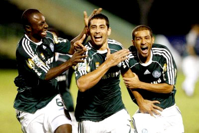 Diego Souza (centro) comanda o Palmeiras hoje contra o Goiás em busca da vitória -
