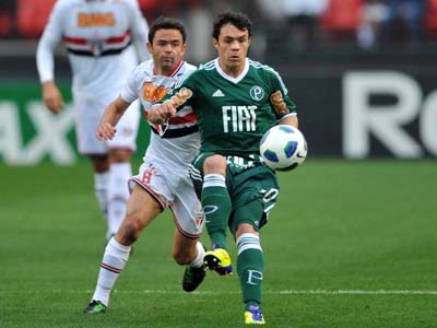 Kleber e Juan disputam a bola durante empate por 1 a 1 entre São Paulo e Palmeiras - Kleber e Juan disputam a bola durante empate por 1 a 1 entre São Paulo e Palmeiras -