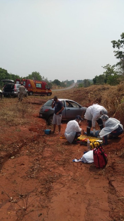 Carro trava toda dianteira fazendo motorista perder o controle e sair da pista e capotando com três ocupantes - Imagens cedidas/Corpo de Bombeiros