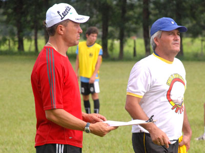 O técnico Sinval (esq.) já tem o time na cabeça para a estreia -