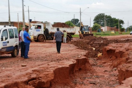 Equipes da administração municipal estiveram em diversos pontos da cidade tomando as providências emergenciais - Divulgação/prefeitura