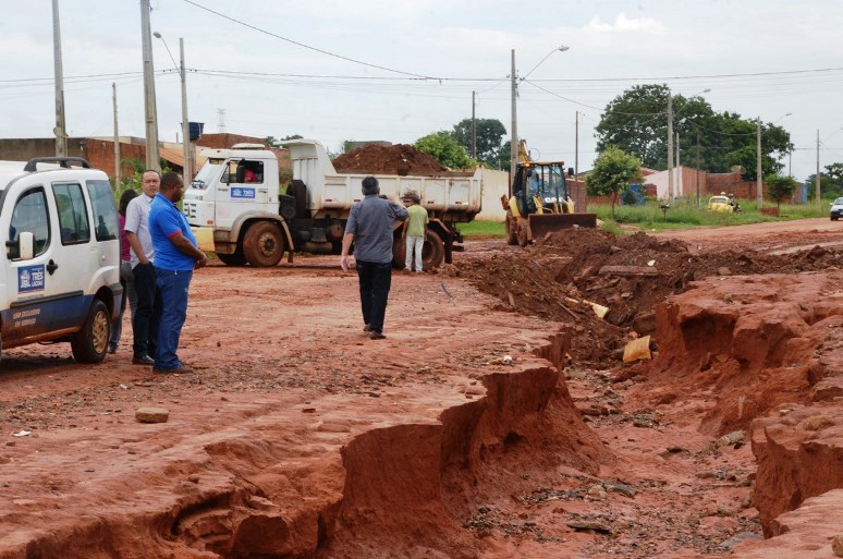 Equipes da administração municipal estiveram em diversos pontos da cidade tomando as providências emergenciais - Divulgação/prefeitura