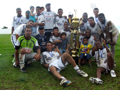 Jogadores do Comercial comemoram com a taça no ?Madrugadão? -
