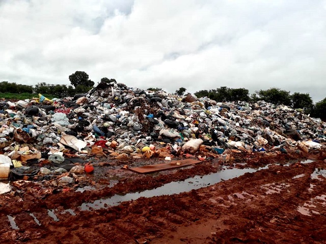 Por mês, a administração gasta cerca de R$ 180 mil com o transporte de lixo ao aterro - Arquivo/JPNews