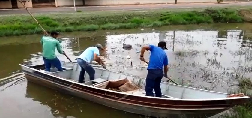 A enxurrada acaba arrastando o lixo doméstico e comercial colocado nas calçadas. - Divulgação/Assessoria