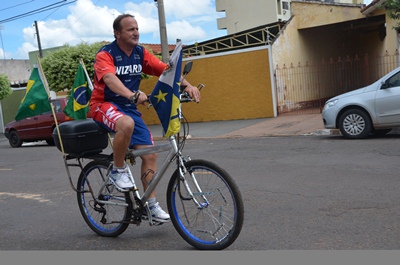Carlos Henrique Ribeiro pedala, em média, 120 km por dia -