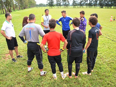 Ex-goleiro Ibrahin durante troca de experiências com jogadores -