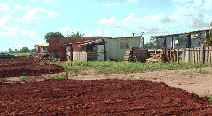 Lotes destinados para a construção de casas começaram a receber o serviço de patamarização - Reprodução/TVC Lotes destinados para a construção de casas começaram a receber o serviço de patamarização - Reprodução/TVC