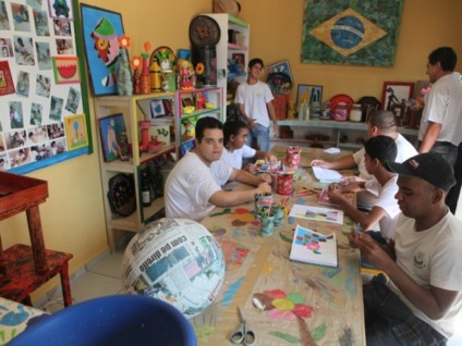 Alunos na sala de informática da Apae, inaugurada em janeiro deste ano