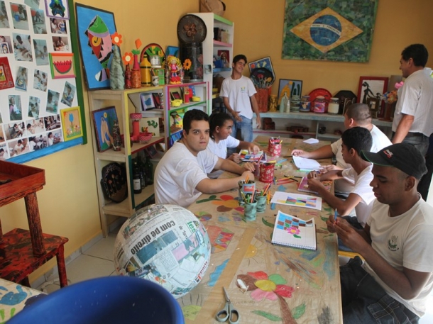 Alunos na sala de informática da Apae, inaugurada em janeiro deste ano