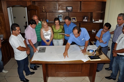 Investidores ao lado do prefeito Diogo Tita, em reunião realizada no gabinete -