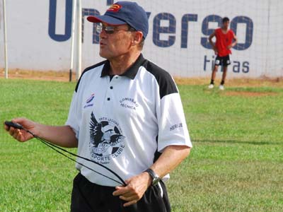 O técnico da seleção sub-18 é Elói Krüger -