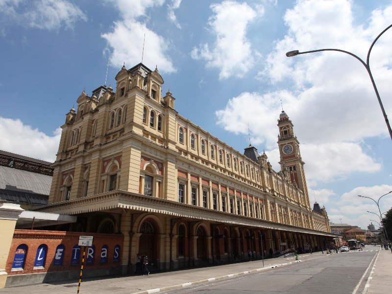 O prédio do século 19, um dos marcos históricos e cartão postal da capital paulista, recebia em média 400 mil passageiros para embarques nos trens da CPTM - Wikimedia