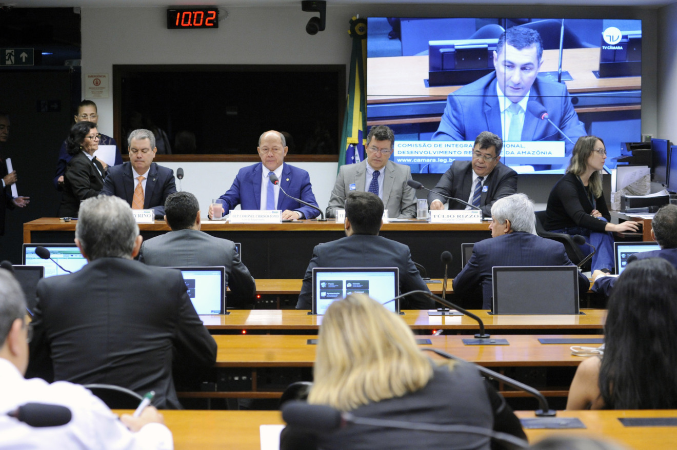 Deputados da Região Norte pediram mais atenção para as comunidades da região amazônica, que sofrem com a baixa qualidade da energia - Foto: Clélia Viana/CD