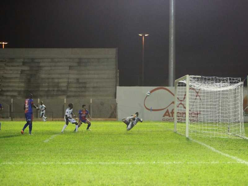 Primeiro gol saiu antes de completar o primeiro minuto de segundo tempo - Elias Dias/JP