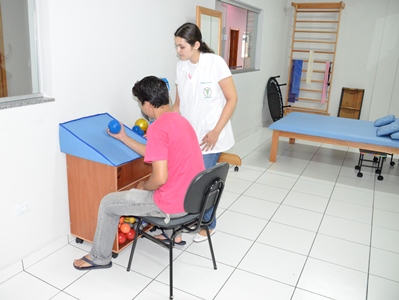 Paciente faz sessão de fisioterapia na clínica -