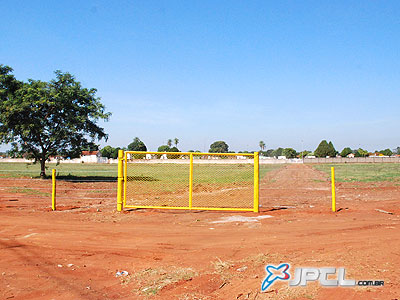 No terreno seria construída uma praça mas, espaço será utilizado para sepultamento -