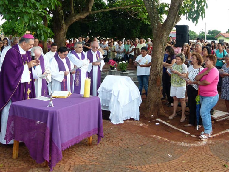 Missa realizada no cemitério municipal, no Dia de Finados, em 2015 - Divulgação/Diocese