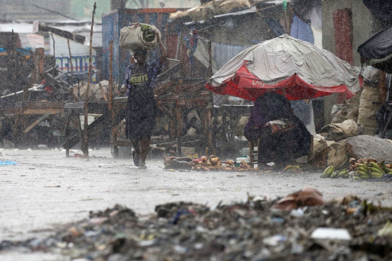 O número de mortes no Haiti ainda pode subir, já que as equipes de resgate estão com dificuldades para chegar a vários locais mais isolados - Publico/pt
